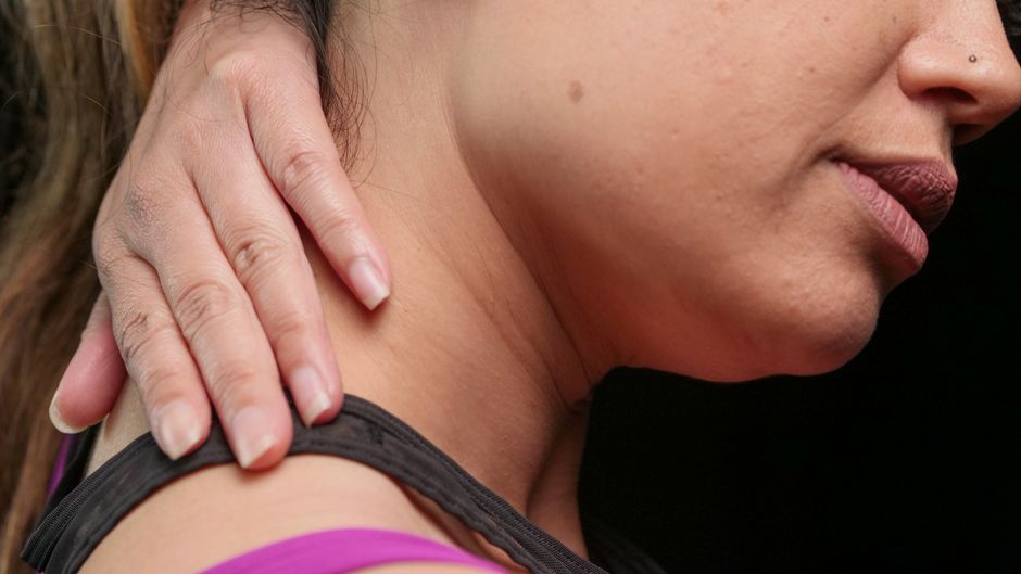 EMS při bolestech krční páteře: co skutečně funguje